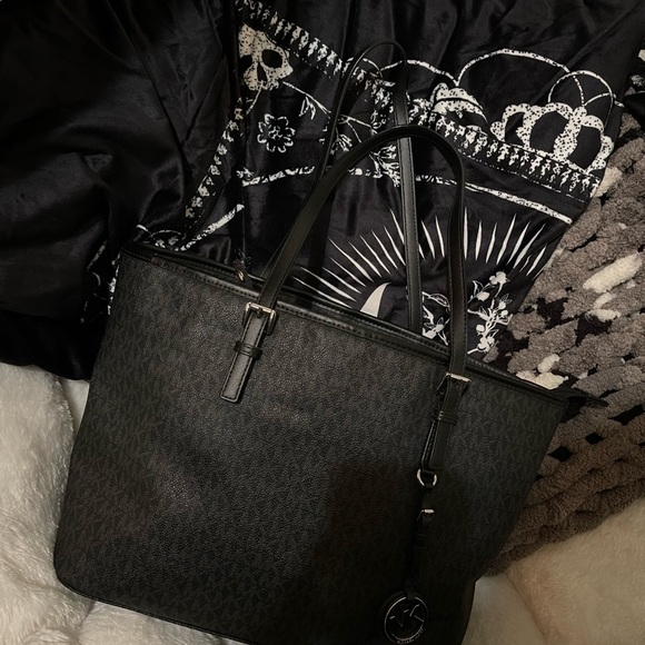 Michael Kors Saffiano tote. - Picture 3 of 4